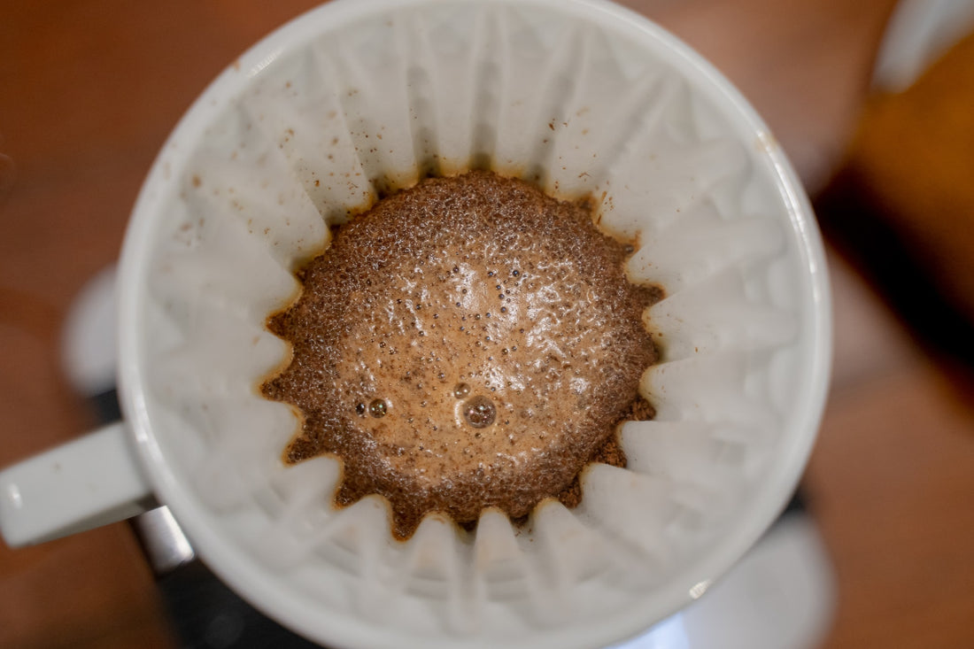 Kaffeedripper mit papierfilter und kaffee
