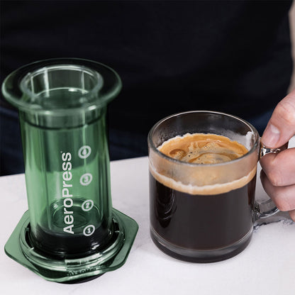 AeroPress Clear Kaffeebereiter Clear Green mit Tasse