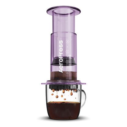 AeroPress Clear Kaffeebereiter Clear Purple mit Tasse