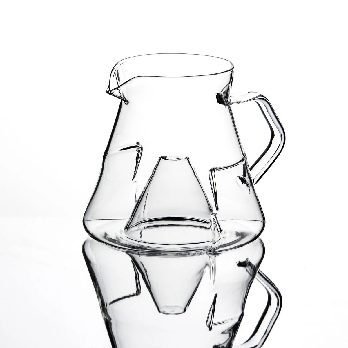 Icosa Cyclone Carafe Standard aus transparentem Borosilikatglas