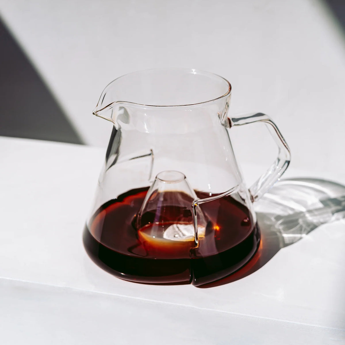 Icosa Cyclone Carafe Standard 550 ml mit frisch gebrühtem Kaffee