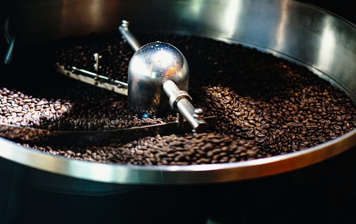Kaffeebohnen im Kaffeeröster