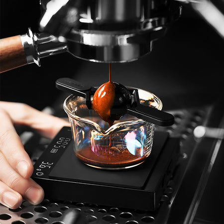 MHW-3BOMBER Espresso Cooling Ball beim Kühlen von frisch extrahiertem Espresso