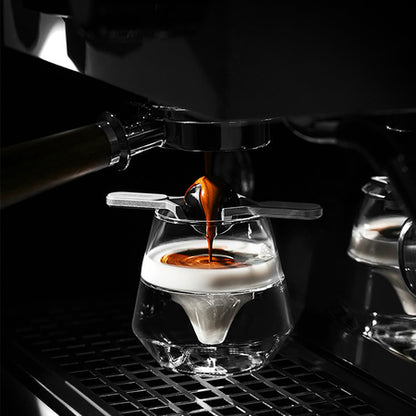 MHW-3BOMBER Espresso Cooling Ball über einem Glas unter der Espressomaschine
