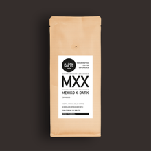 Mexiko Extra Dark Kaffee Beutel auf schwarzem Hintergrund