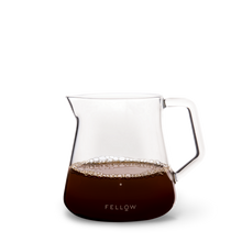 Fellow Kanne Mighty Small Glass Carafe Clear, mit Kaffee