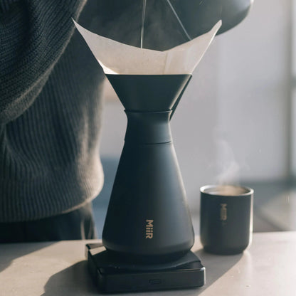 MiiR New Standard Carafe bei der Pour-Over Kaffeezubereitung