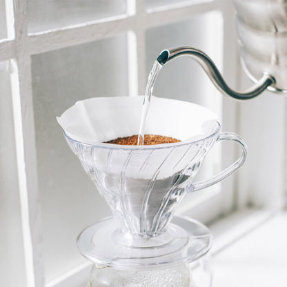 Hario V60 Filterpapier 02 beim Einfüllen von gemahlenem Kaffee