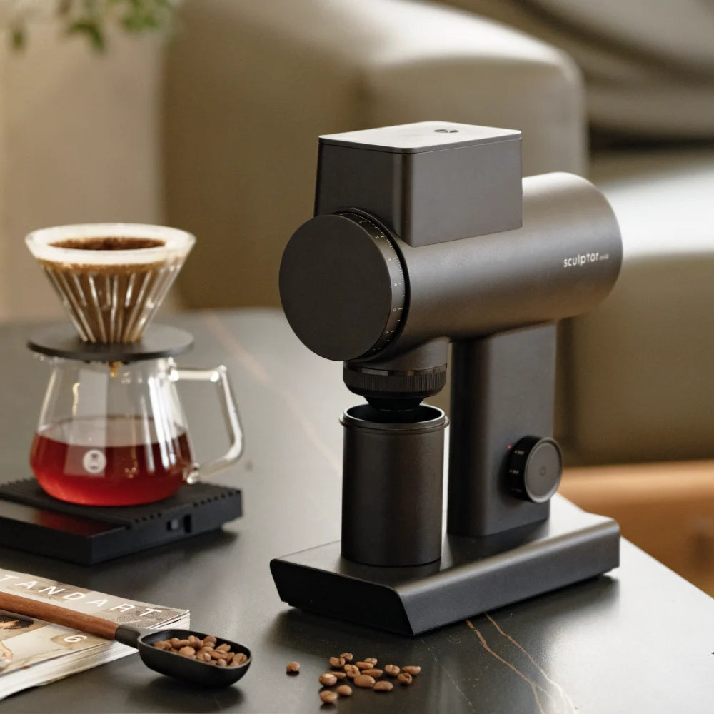 Timemore Sculptor 064S Gen 2 in Schwarz bei der Filterkaffee-Zubereitung