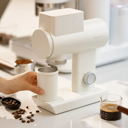 Timemore Sculptor 064S Gen 2 in Weiß bei der Pour-Over-Zubereitung