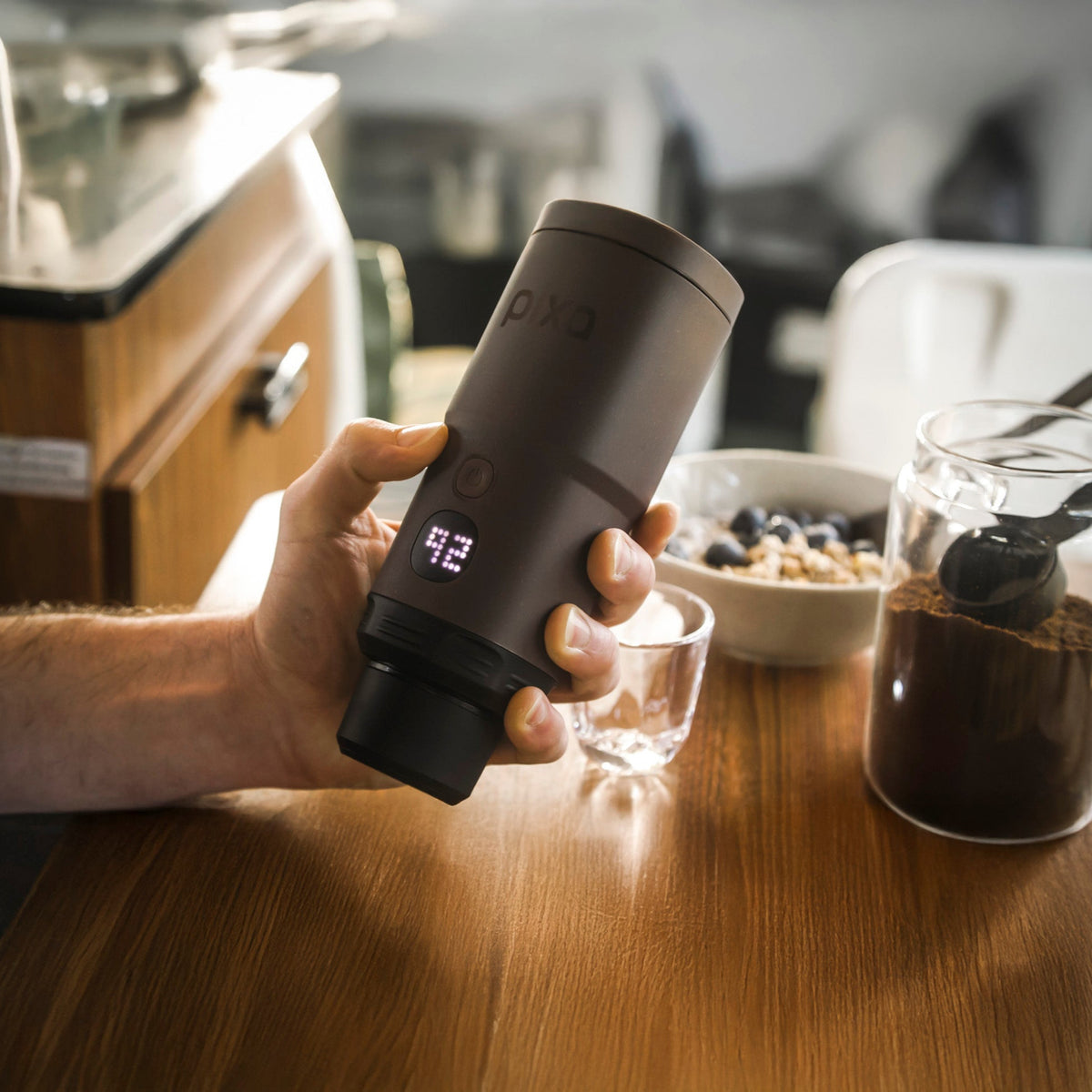Wacaco Pixapresso tragbare elektrische Espressomaschine für unterwegs Dark Burgundy, Lifestyle Foto