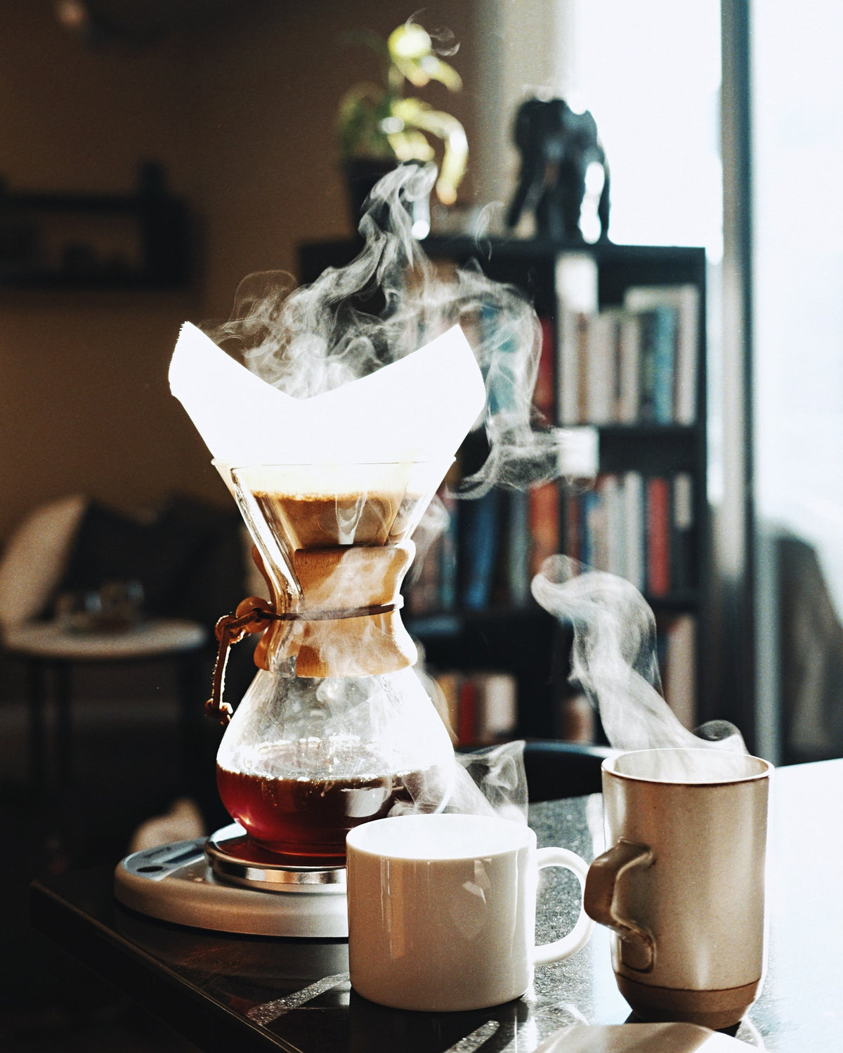 frisch gebrühter Kaffee mit Chemex Karaffe und zwei Kaffeebechern