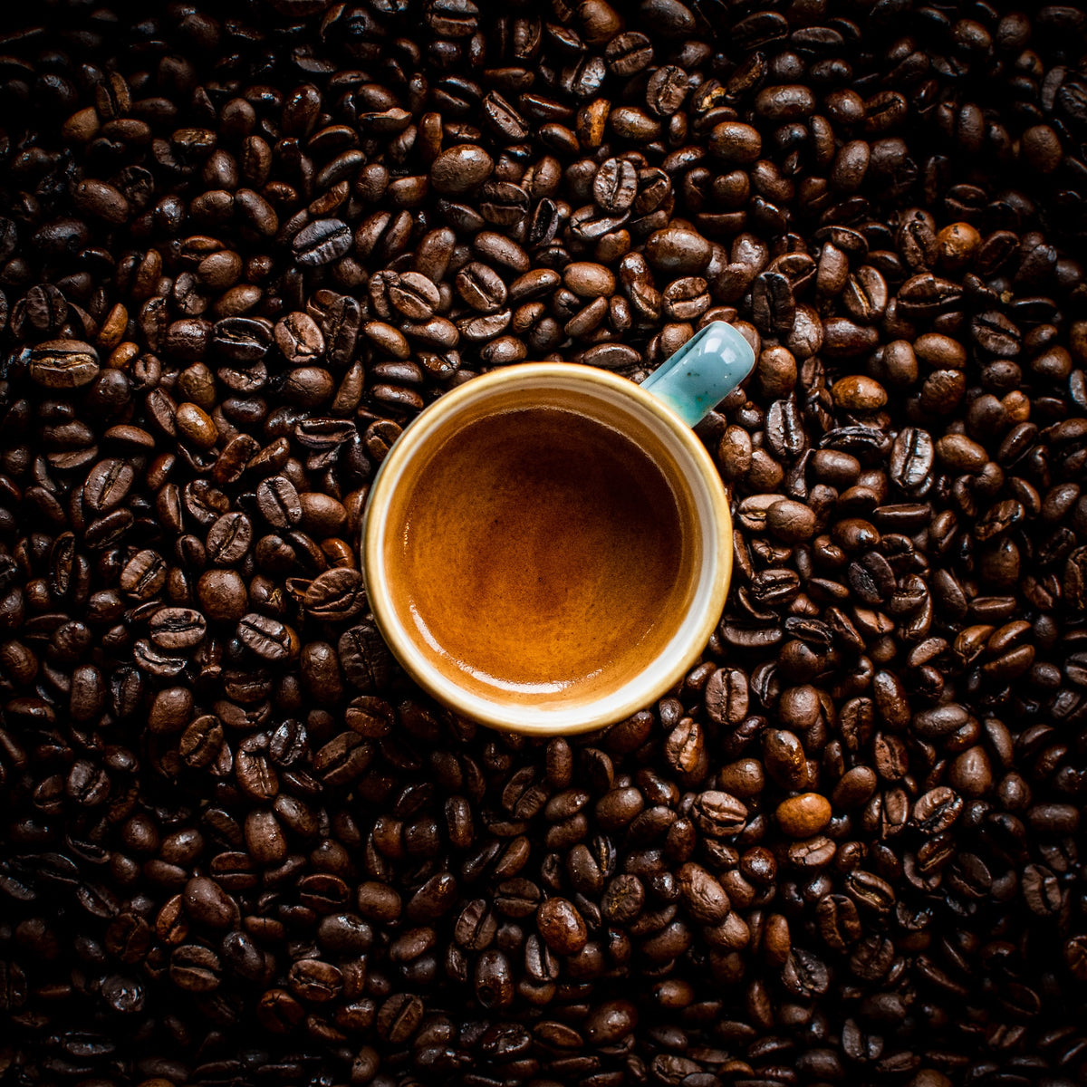 Espressotasse auf Kaffeebohnen