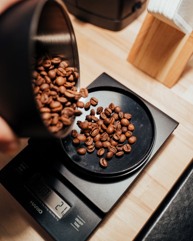 Kaffeebohnen in Schale auf Kaffeewaage