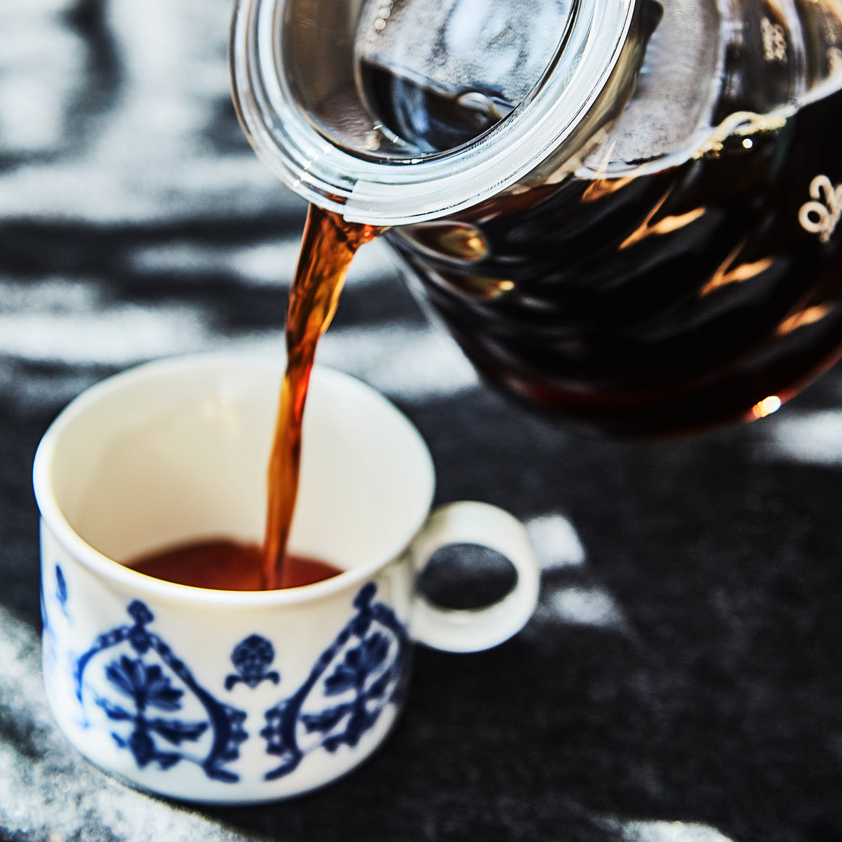 Hario Kaffeekanne mit Kaffeetasse
