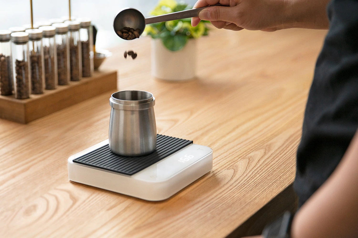 Acaia Pearl Kaffeewaage weiß mit Heat Resistant Pad schwarz und Behälter zum Abwiegen der Kaffeebohnen
