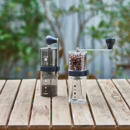 Hario Kaffeemühle smart G mit Keramikmahlwerk auf dem Tisch