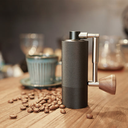 Timemore Chestnut Nano Kaffeemühle mit Kaffeebohnen und Kaffeetasse